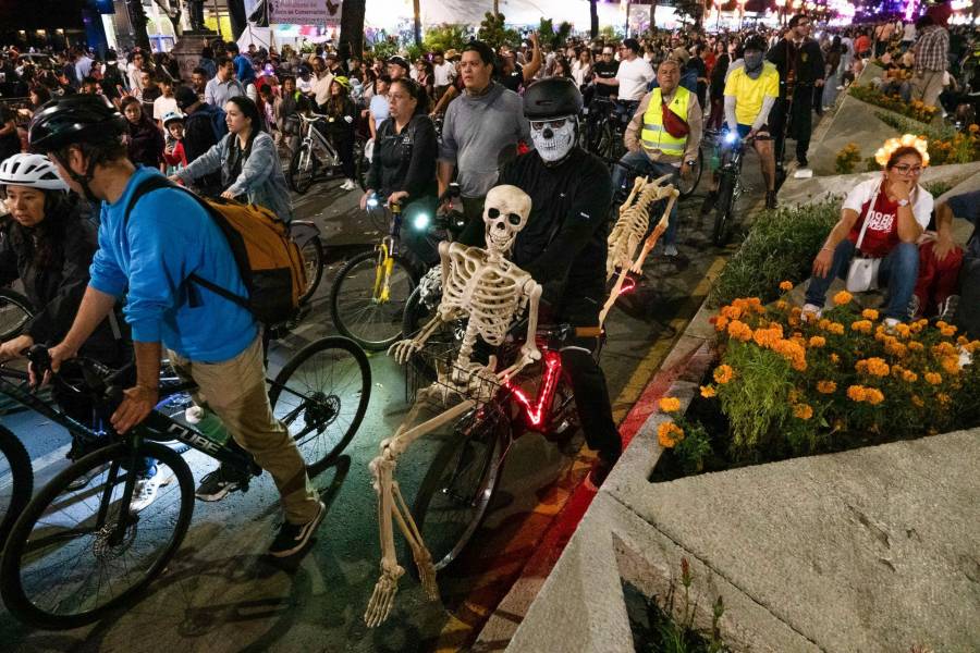 Gran afluencia y desorden durante el paseo ciclista nocturno por el D&iacute;a de Muertos en Paseo de la Reforma
