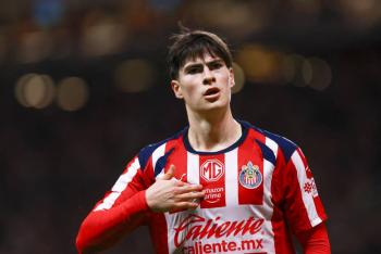 Armando Gonz&aacute;lez brilla con triplete y Chivas se impone 4-1 al Atlas en el cl&aacute;sico tapat&iacute;o
