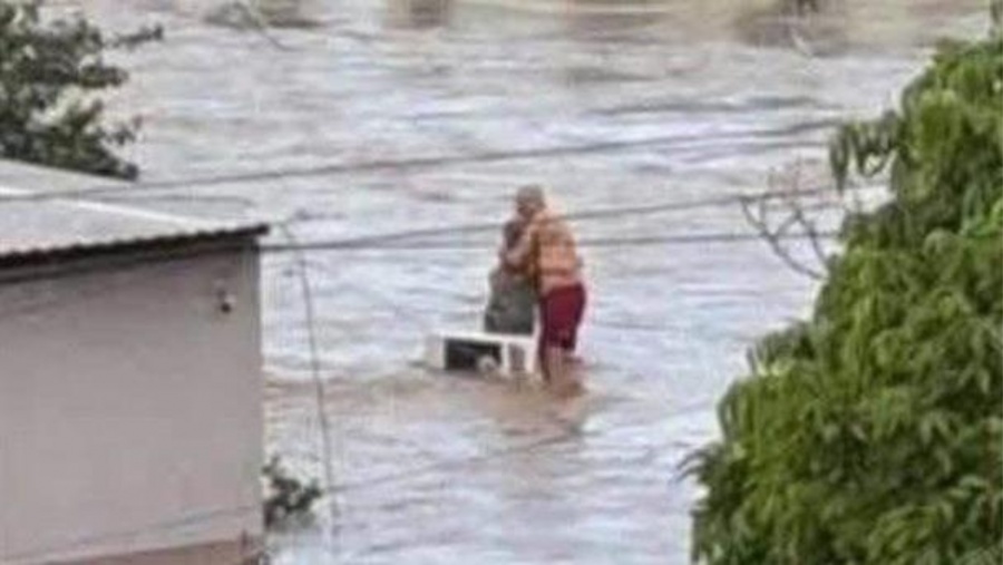 Muere Do&ntilde;a Elodia, la mujer que se volvi&oacute; viral por abrazar a su esposo en medio de la inundaci&oacute;n en Poza Rica