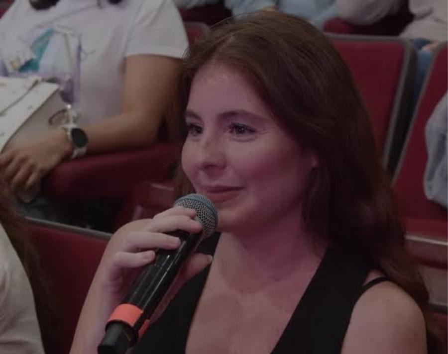 Funcionaria de Puerto Vallarta genera pol&eacute;mica tras participar en show de comedia