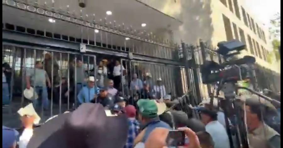 Campesinos exigen aumento al precio del maíz y bloquean vialidades en protesta contra Julio Berdegué