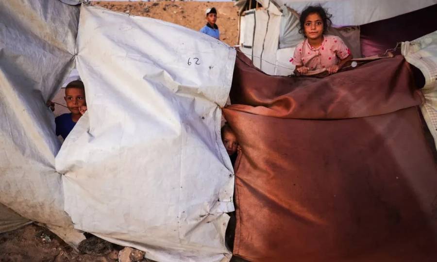 Entre los escombros de Gaza, los ni&ntilde;os buscan agua y esperanza
