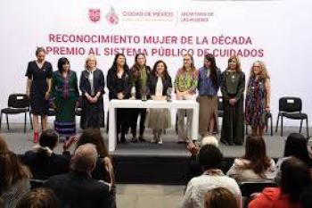 Clara Brugada recibe reconocimiento “Mujer de la D&eacute;cada” y premio por el Sistema P&uacute;blico de Cuidados