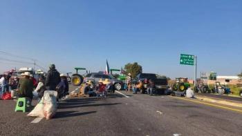 Agricultores mantienen bloqueos en el centro del pa&iacute;s; ciudadanos quedan varados en medio de la protesta