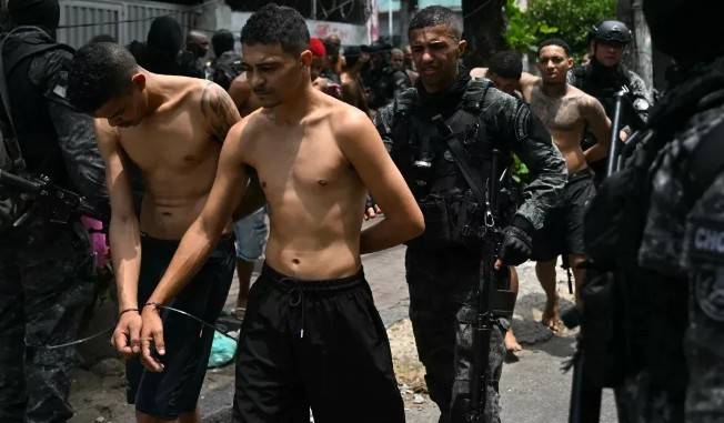 Operativo policial en R&iacute;o de Janeiro deja al menos 64 muertos