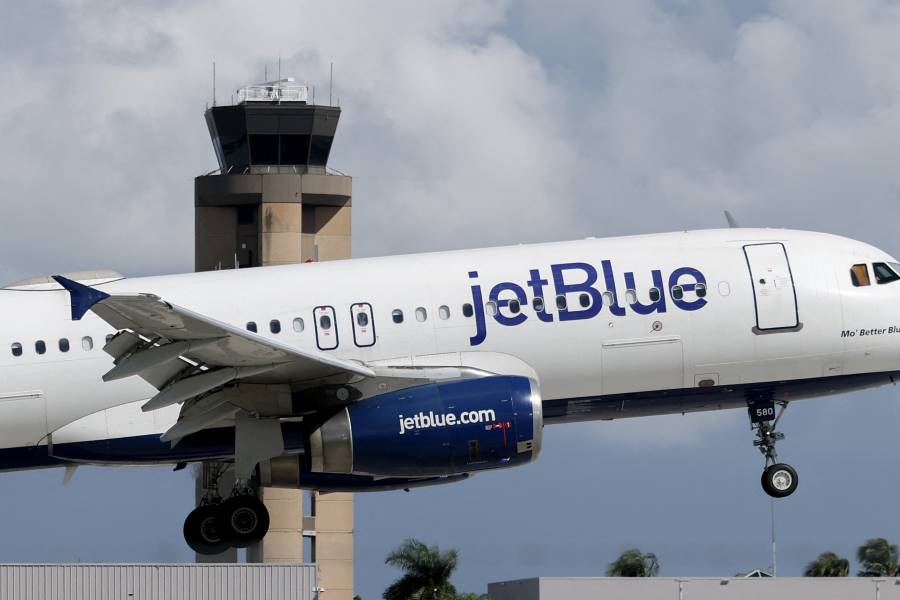 Seis mexicanos entre los pasajeros del vuelo de JetBlue que aterriz&oacute; de emergencia en Florida