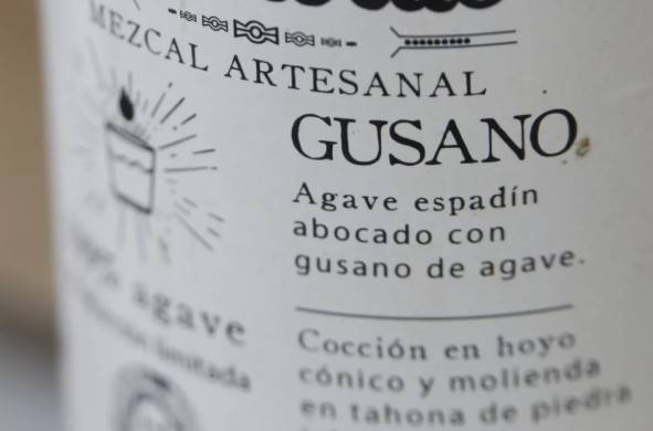 Productores de mezcal integran innovación sin romper con la tradición artesanal