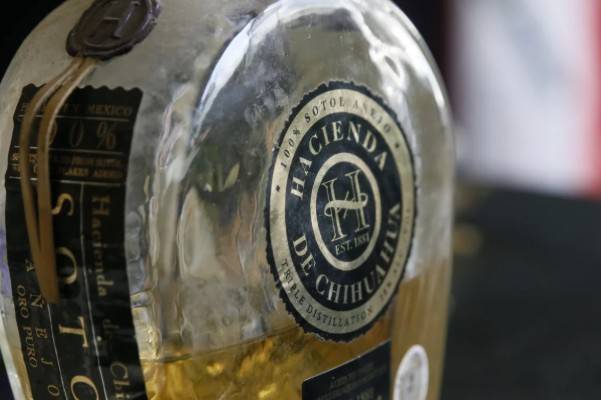 Consumo de mezcal cae en M&eacute;xico por precios altos y desinter&eacute;s juvenil