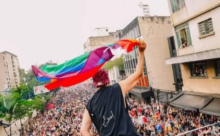 Desfile del Orgullo LGBT+ en São Paulo: Impacto r&eacute;cord en el turismo y celebraci&oacute;n de la diversidad de edades