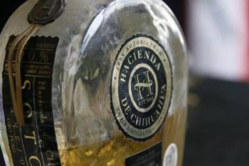 Consumo de mezcal cae en M&eacute;xico por precios altos y desinter&eacute;s juvenil