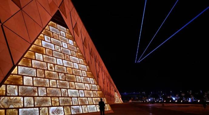 Inauguran el Gran Museo Egipcio a los pies de las pirámides