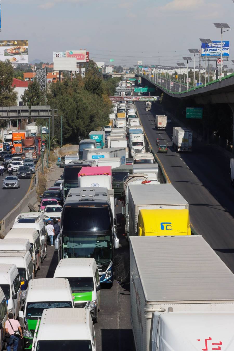Transportistas bloquean la México-Querétaro para exigir la aparición de Fernando Galindo