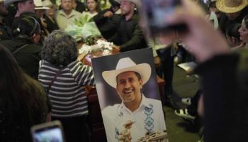 Despiden en Uruapan a Manzo entre aplausos y peticiones de justicia
