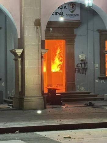 Incendian el ayuntamiento de Apatzing&aacute;n tras asesinatos de Carlos Manzo y Bernardo Bravo