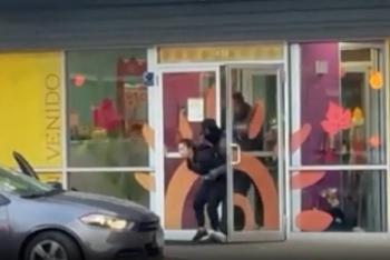 Indignaci&oacute;n en Chicago por video viral de agentes de ICE deteniendo a maestra en guarder&iacute;a sin orden judicial
