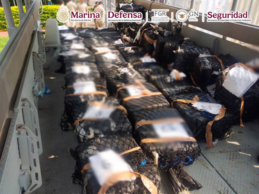 Autoridades federales incautan más de dos toneladas de cocaína frente a costas de Michoacán