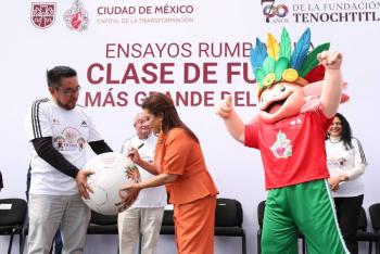 Clara Brugada inaugura ensayos para romper R&eacute;cord Guinness de la Clase de Futbol M&aacute;s Grande del Mundo y presenta dec&aacute;logo rumbo al Mundial 2026