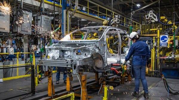 Industria automotriz mexicana registra caída en producción y exportaciones durante octubre de 2025