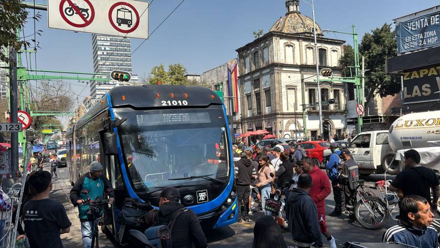 Hombre de 34 años es atropellado por un trolebús en el Eje Central de la CDMX