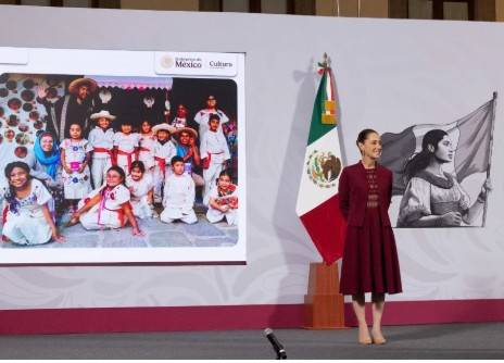 Ni&ntilde;a ind&iacute;gena denuncia machismo presidencial en acto oficial
