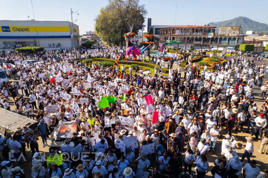 Miles marchan en Uruapan para exigir justicia por el asesinato del alcalde Carlos Manzo
