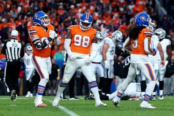 Defensa implacable gu&iacute;a a los Broncos a una victoria 10-7 sobre los Raiders