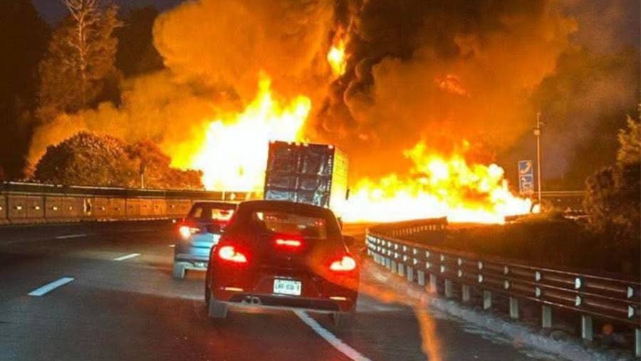 Explosión de pipa provoca cierre total en la autopista México-Puebla