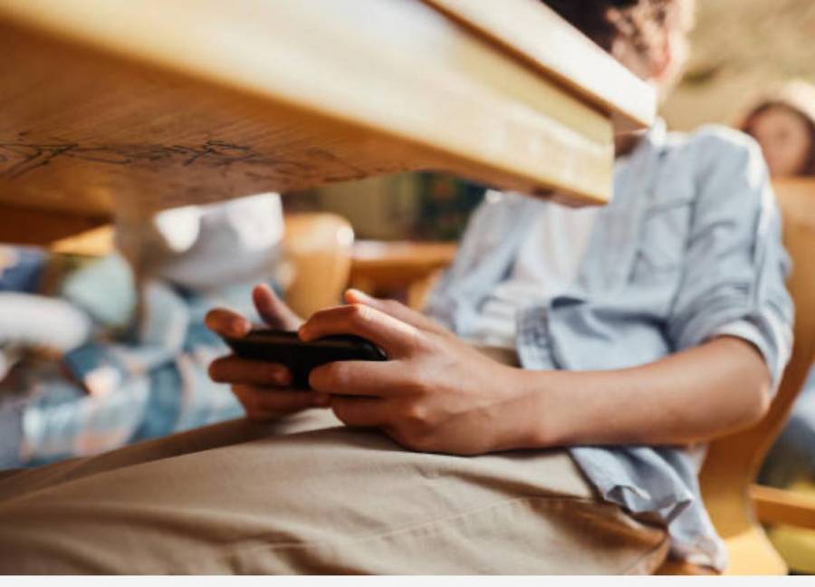 Diputada propone que cada escuela defina reglas sobre uso de celulares en el aula