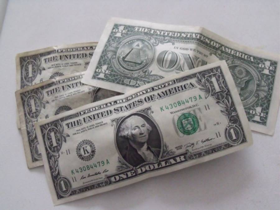 Dólar inicia la semana con descenso frente al peso
