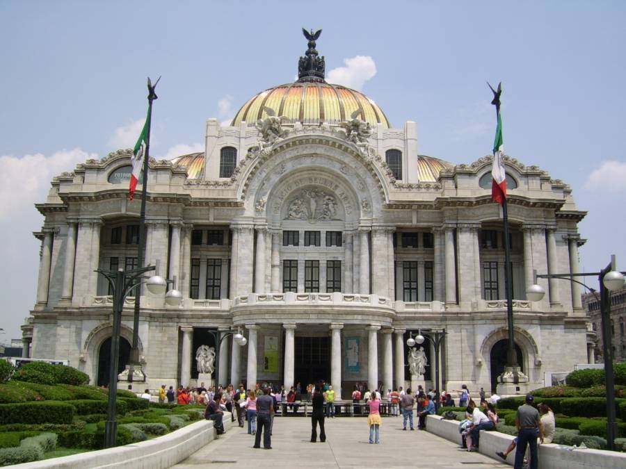 Vallas en el Palacio de Bellas Artes generan malestar entre turistas por limitaciones de acceso