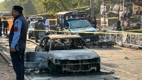 Atentado suicida deja 12 muertos y 27 heridos en Pakistán