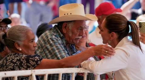 Sheinbaum entrega 510 escrituras en Tepic