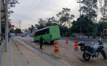 Cami&oacute;n de Ruta 60 cae en socav&oacute;n en Coyoac&aacute;n