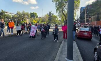 Trabajadores del SAT protestan en oficinas de CDMX