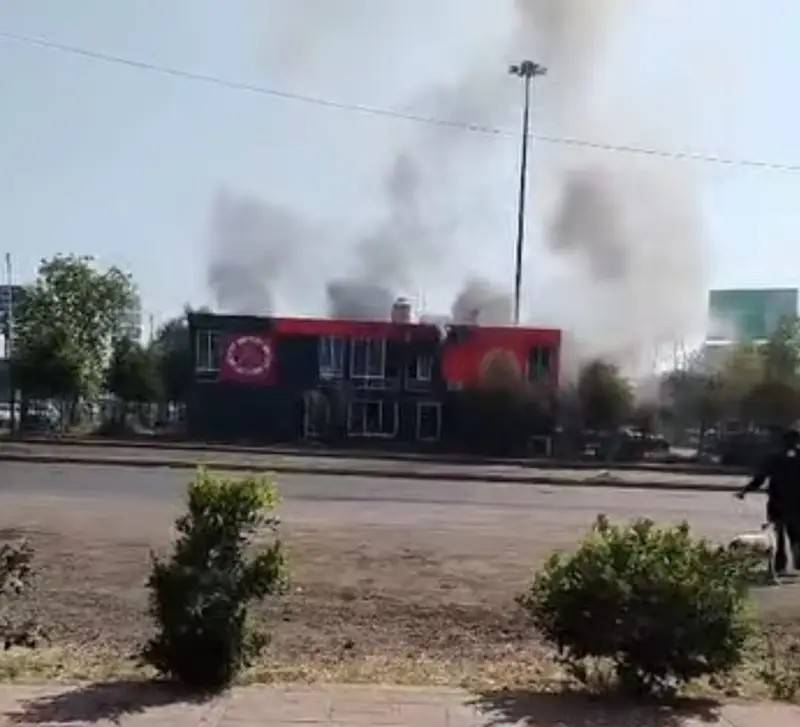 Explosión de pirotecnia provoca incendio en sede de Protección Civil en Nezahualcóyotl