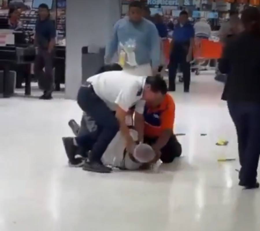 Guardias someten a adulto mayor acusado de robo en supermercado