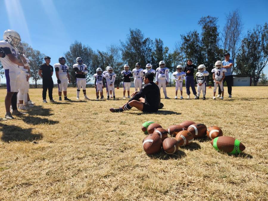 CONADE realiza clínica de tacleo en Huichapan para jóvenes; promueve deporte comunitario y flag football