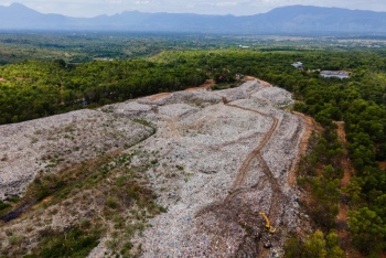 Dos muertos y 21 desaparecidos por un deslizamiento de tierra en Indonesia