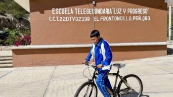 Entregan bicicletas a estudiantes de Pe&ntilde;amiller para reducir deserci&oacute;n escolar