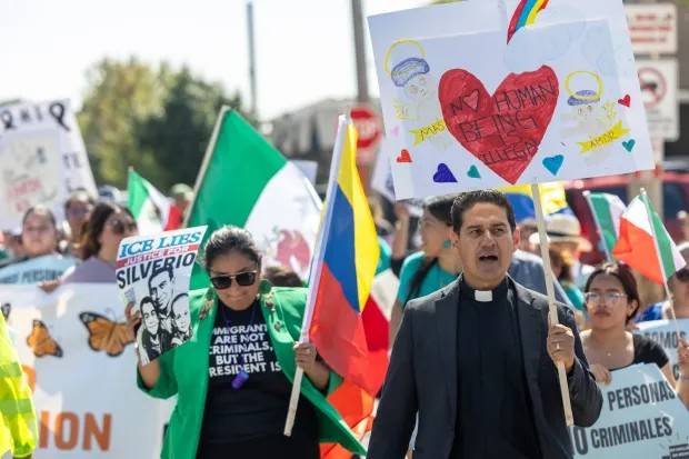 Policía estatal reprime protesta de líderes religiosos en Chicago contra políticas antimigrantes de EE. UU.