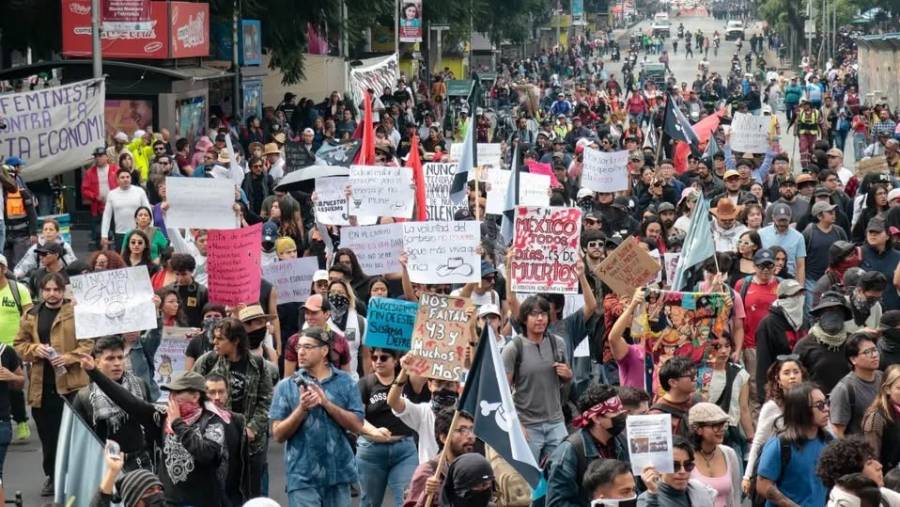 Miles marchan en CDMX para exigir destitución de Claudia Sheinbaum y reivindicar a Carlos Manzo