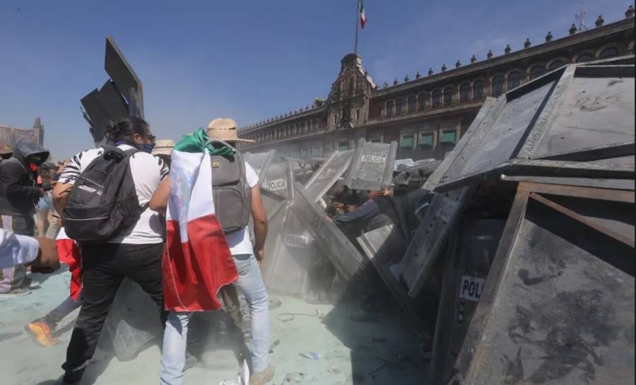 Manifestantes intentan entrar a Palacio Nacional en marcha de la Generación Z