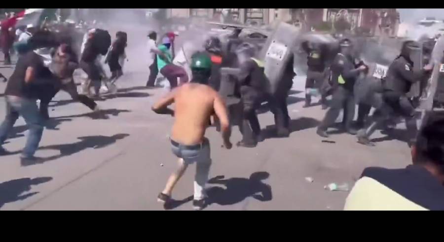 Encapuchados derriban vallas y se enfrentan con policías en marcha de la “Generación Z”