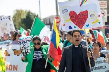 Polic&iacute;a estatal reprime protesta de l&iacute;deres religiosos en Chicago contra pol&iacute;ticas antimigrantes de EE. UU.