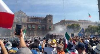 Encapuchados derriban vallas en Palacio Nacional durante marcha de Generaci&oacute;n Z; polic&iacute;as responden con humo, piedras y petardos