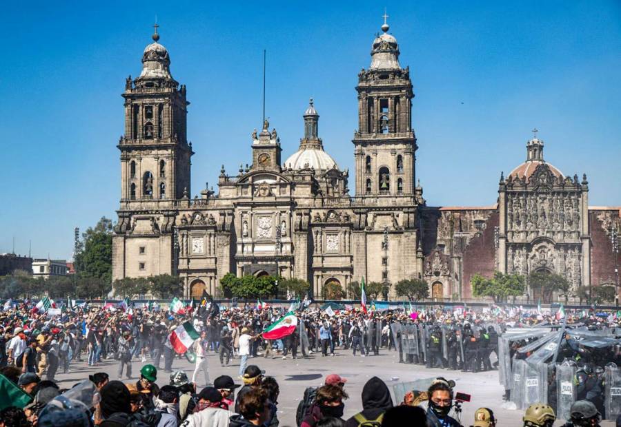 Marchas en CDMX culminan en disturbios frente a Palacio Nacional