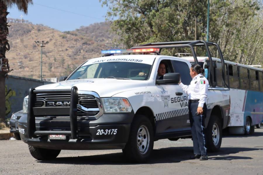CJNG realiza bloqueos y quema de vehículos tras operativo policíaco en Michoacán