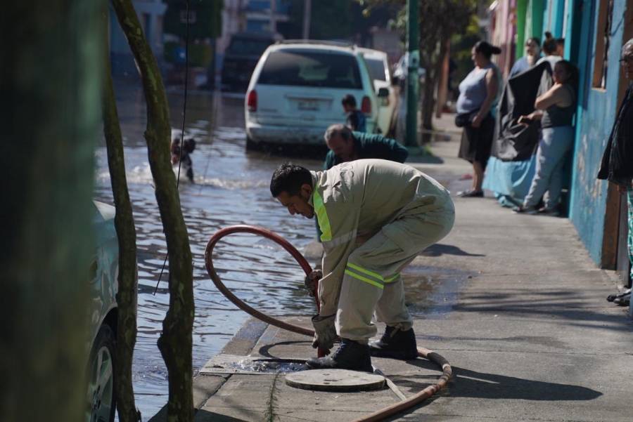 Inundaci&oacute;n por mega fuga de agua en Azcapotzalco afecta al menos diez casas