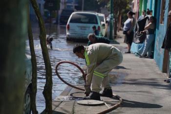Inundaci&oacute;n por mega fuga de agua en Azcapotzalco afecta al menos diez casas