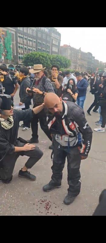 Polic&iacute;as y participantes a la marcha agredieron a por lo menos 13 reporteros: Art&iacute;culo 19 .